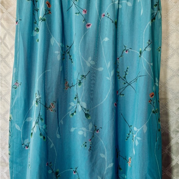 Vintage BCBG Woman Robin’s Egg Blue Floral Print Mesh Knee Length Skirt, 2X - Picture 4 of 4